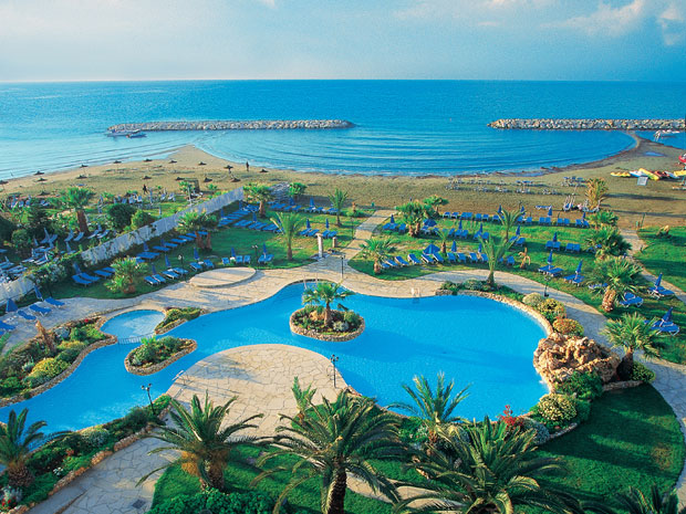 На север преко Турске, на југ острва преко Ларнаке